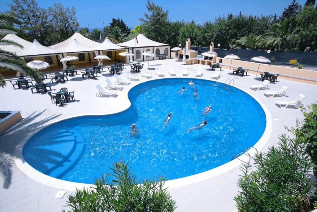 Hotel Califfo Quartu SantʼElena Exterior foto