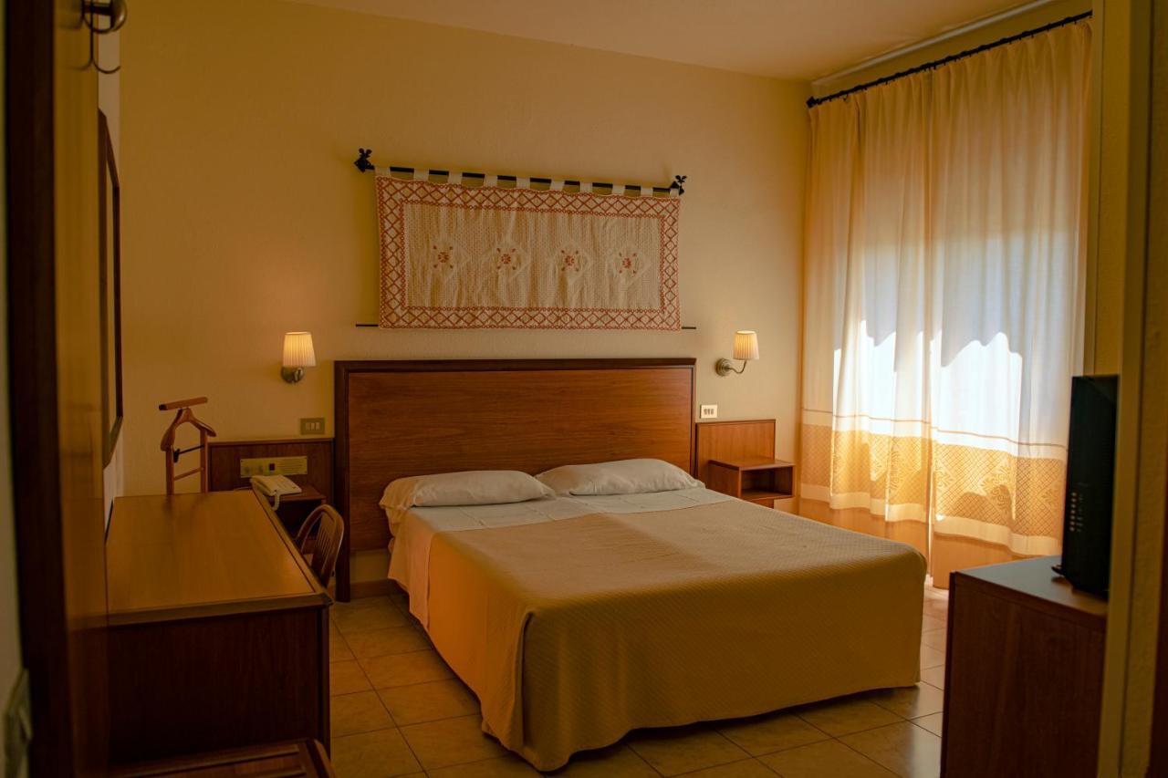 Hotel Califfo Quartu SantʼElena Exterior foto